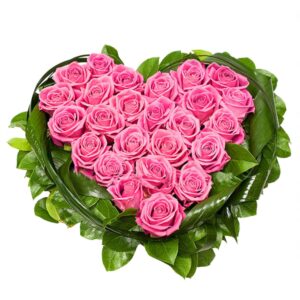 розовые розы в форме сердца