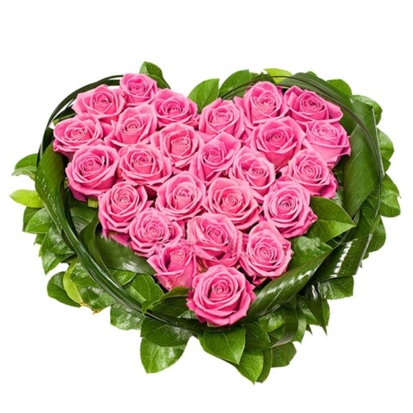 розовые розы в форме сердца